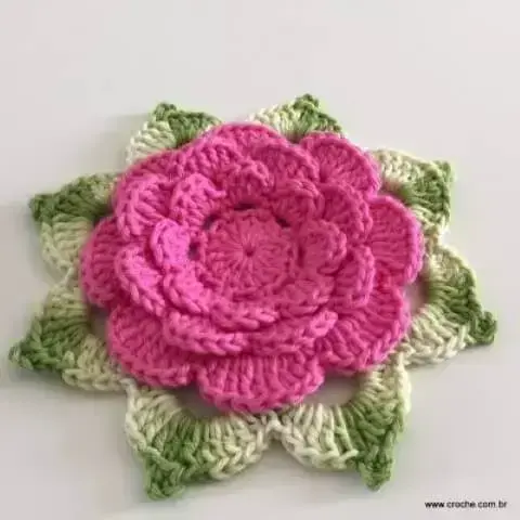Flores de crochê rosa com folha verde