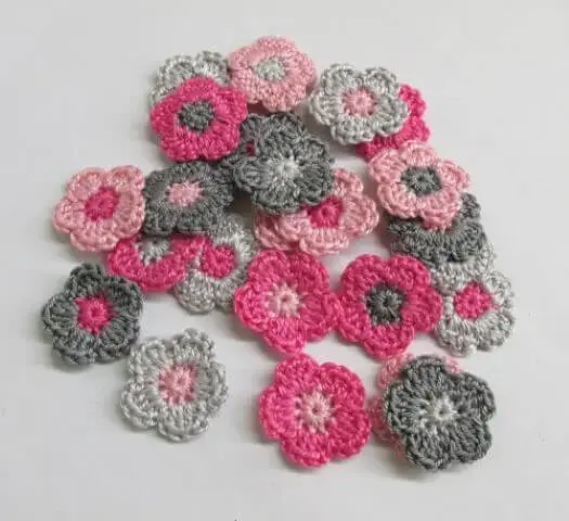 Flores de crochê rosas e cinzas