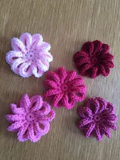 Flores de crochê rosas e roxas