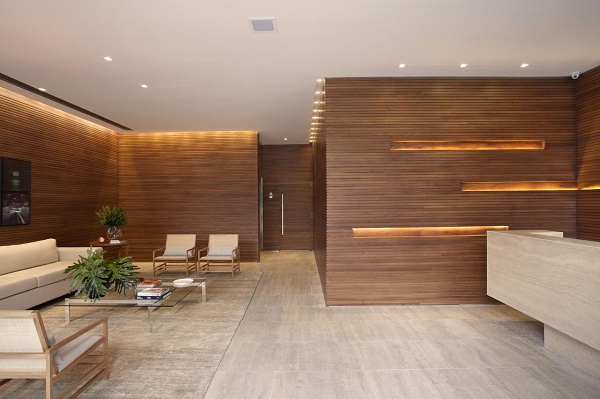Hall de entrada simples para escritório com porta de madeira