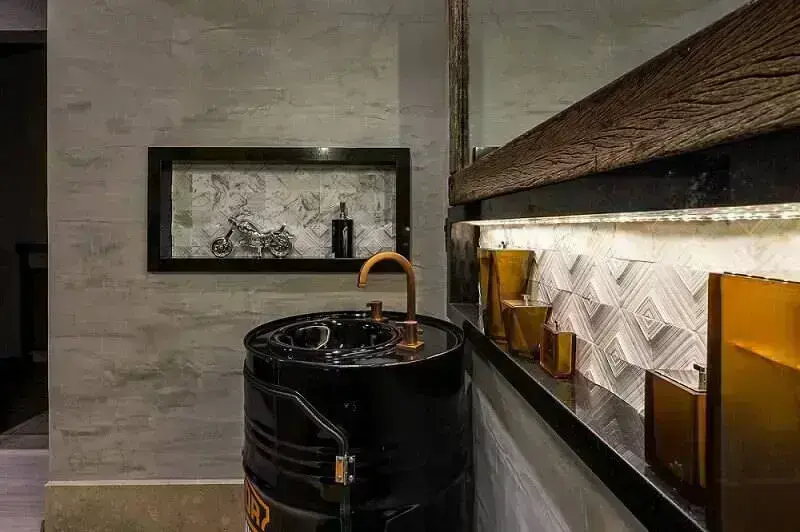 Revestimento de parede 3D em faixa no banheiro Projeto de Morar Mais Por Menos Goiânia