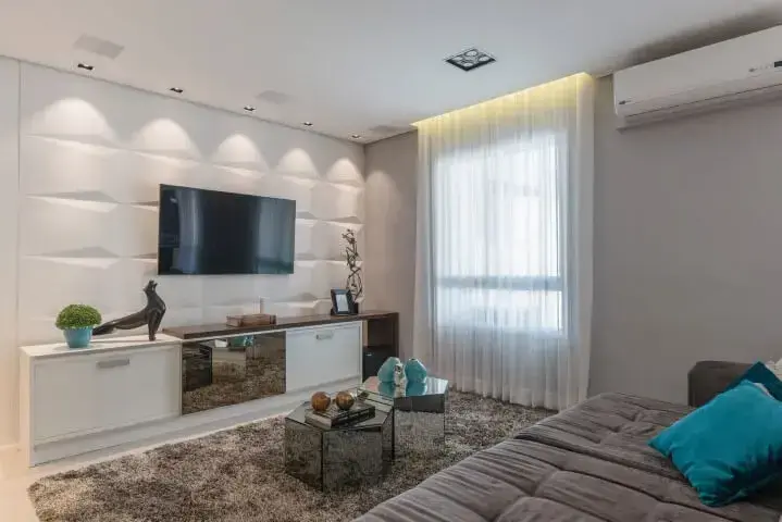 Sala de TV com revestimento 3D e iluminação spot Projeto de Idealizzare Arquitetura
