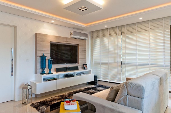 Sanca com led para sala de estar moderna com porta de madeira