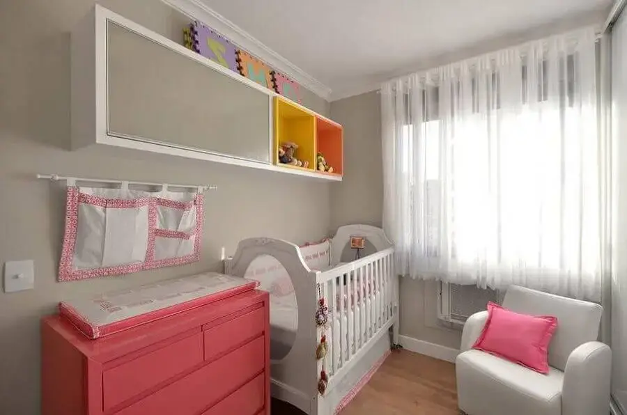 comoda rosa para quarto de bebê todo branco Foto Alessandra Bonotto