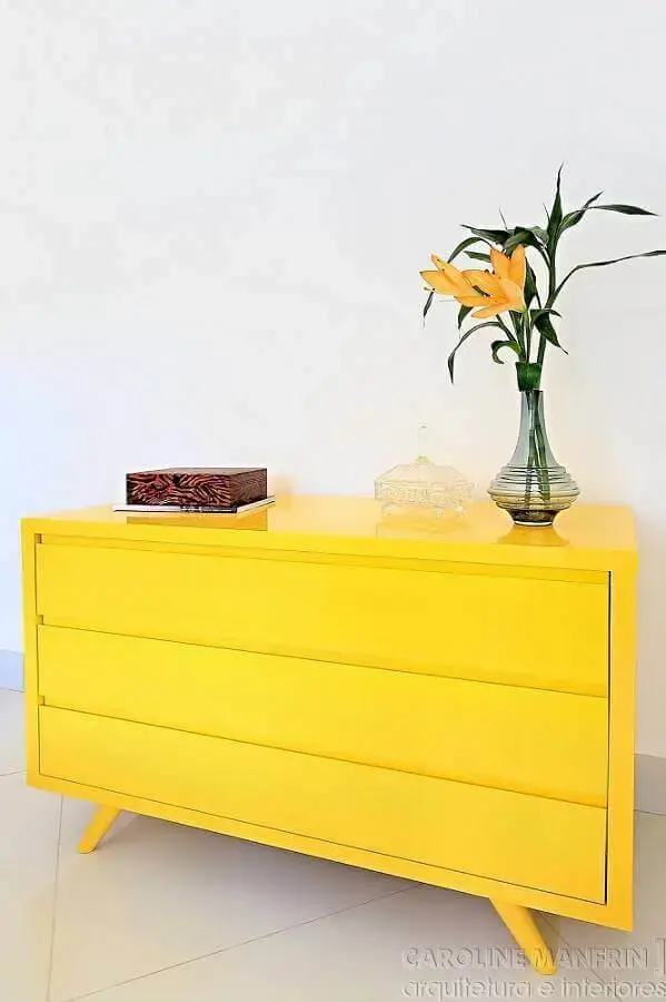 cômoda amarela com design retrô Foto Caroline Manfrin