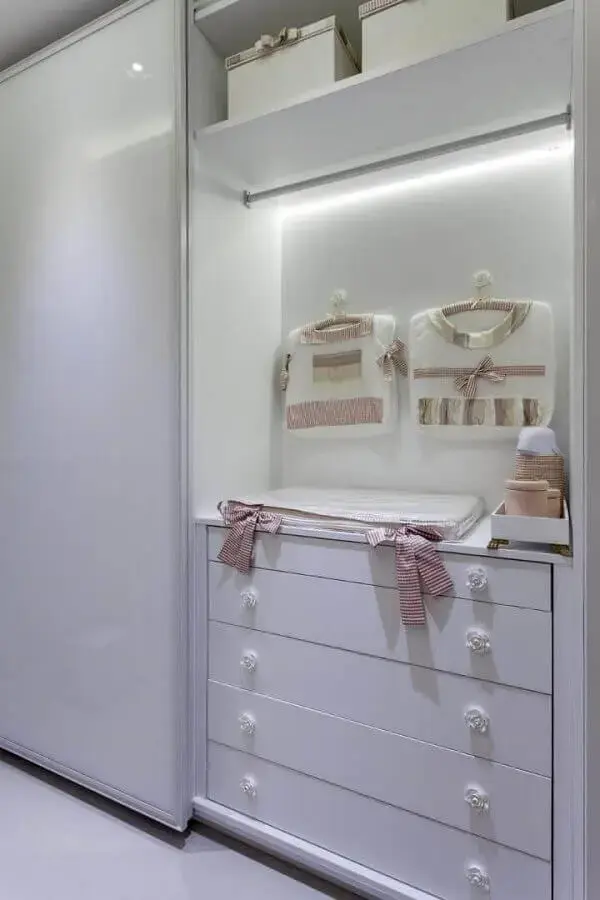 cômoda de bebê branca com puxador em formato de rosa Foto Vanja Maia