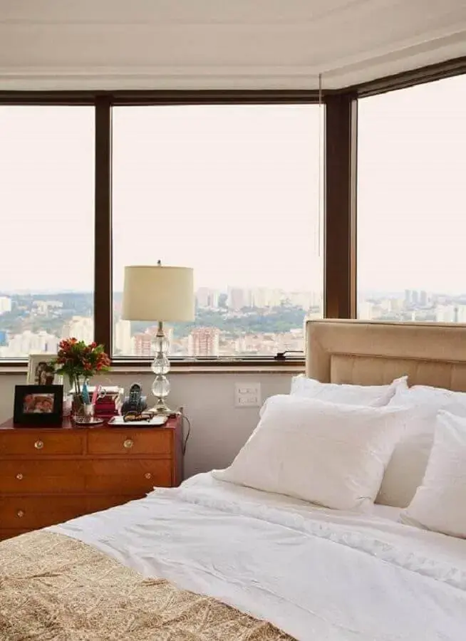 cômoda de madeira para quarto de casal com grande janela Foto Paulo Carvalho