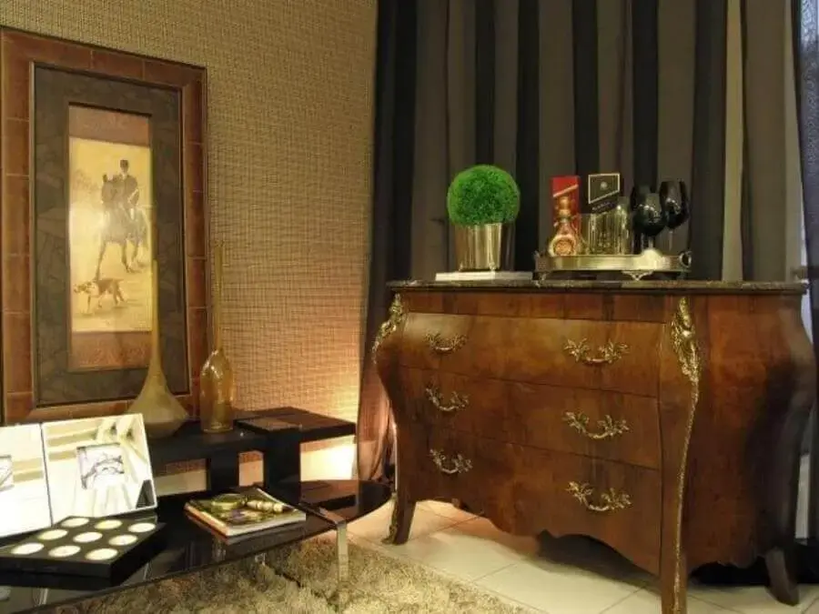 cômoda de madeira vintage com detalhes em dourados Foto Symoon Hilgemberg