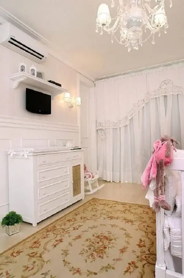 cômoda para quarto de bebê todo branco com tapete floral Foto Nicolle do Vale