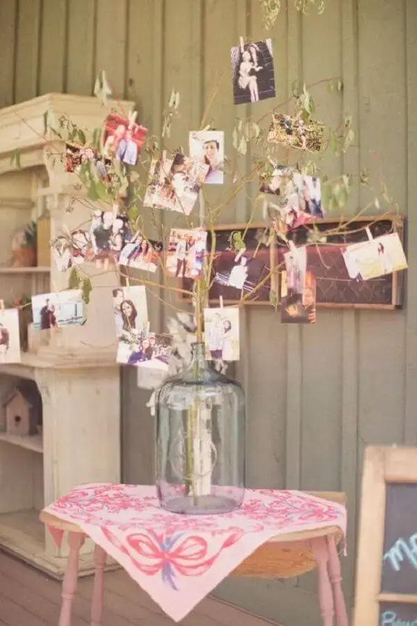 decoração chá de cozinha com mural de fotos em galhos de árvore