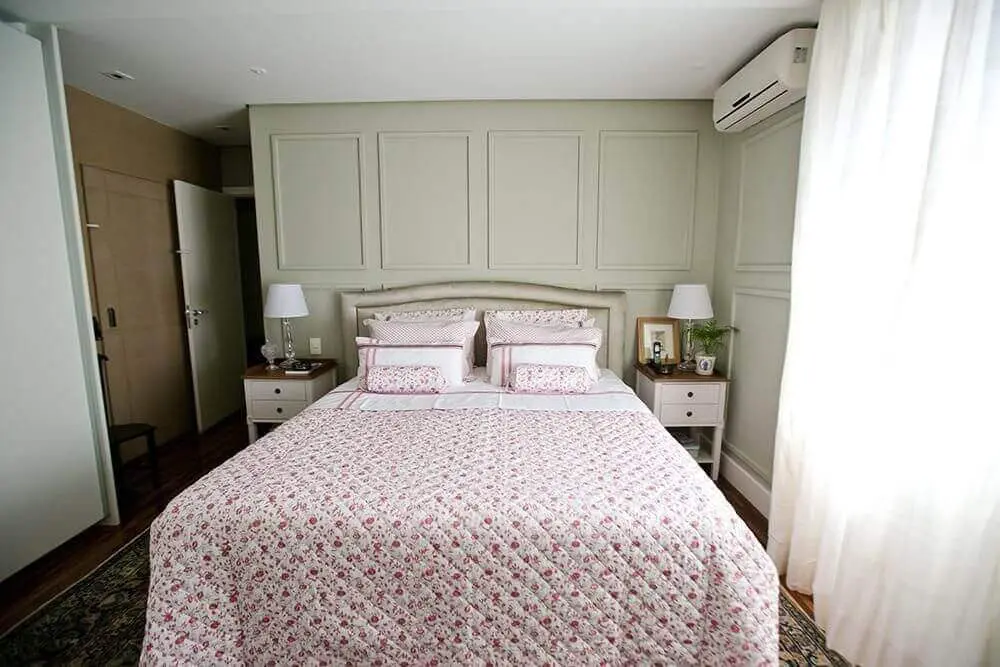 decoração clássica quarto de casal com cabeceira e com criado branco