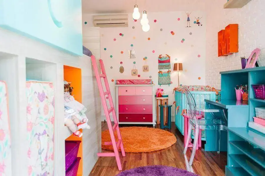 decoração colorida para quarto de bebê com cômoda branca com gavetas cor de rosa Foto Codecorar