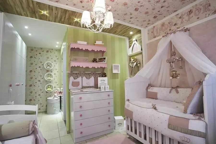 decoração com cômoda branca para quarto de bebê com papel de parede Foto Andrea Bento