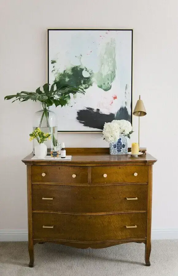 decoração com cômoda de madeira com design clássico Foto Pinterest