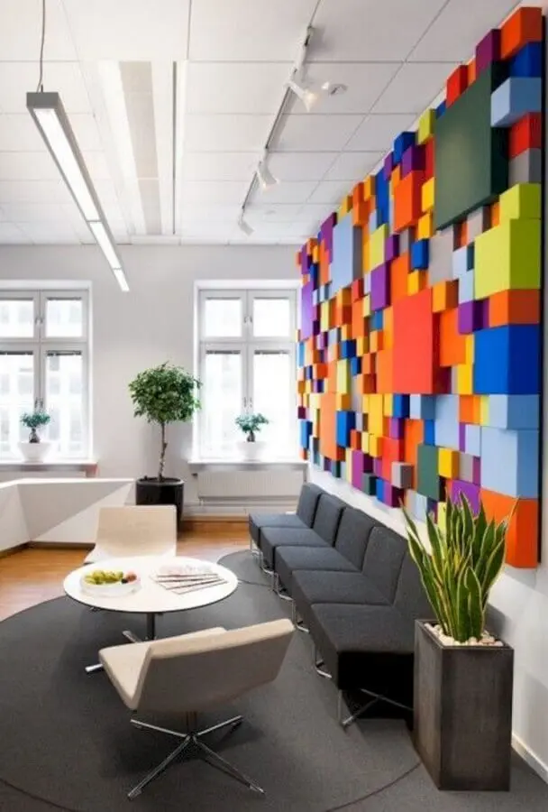 decoração com móveis para escritório cinza e branco e parede colorida Foto Antena Stars