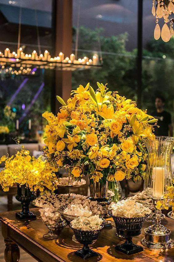 decoração de casamento arranjo de mesa amarela
