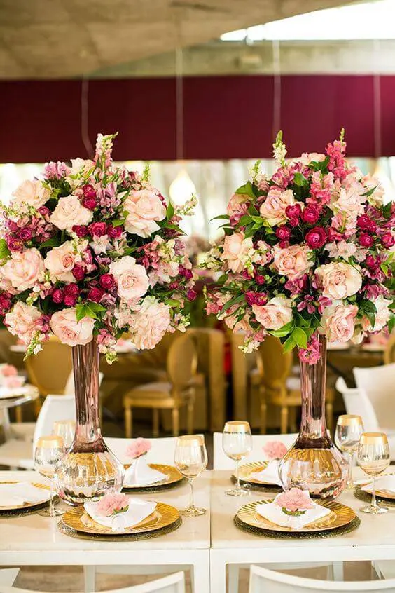 decoração de casamento arranjo de mesa rosa e marsala