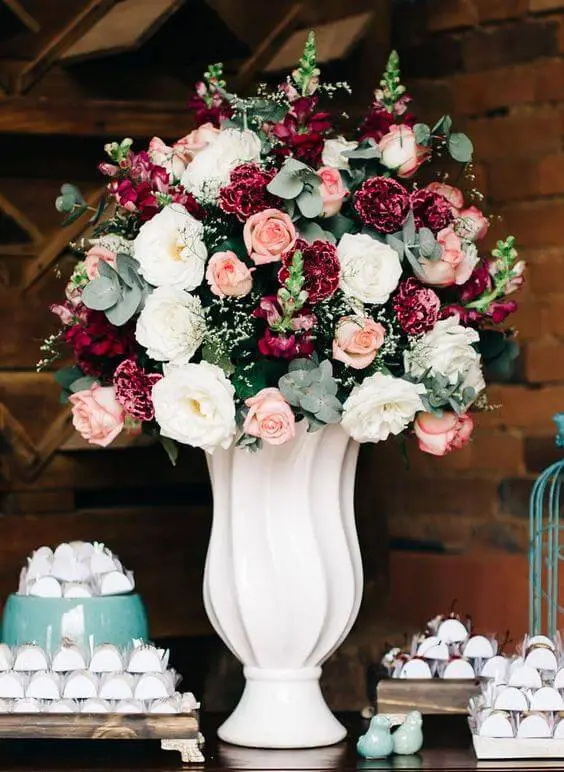 decoração de casamento arranjo de mesa rosa marsala e branco