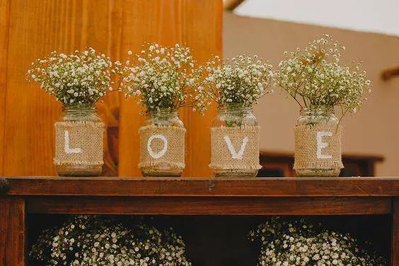 decoração de casamento garrafa flores brancas