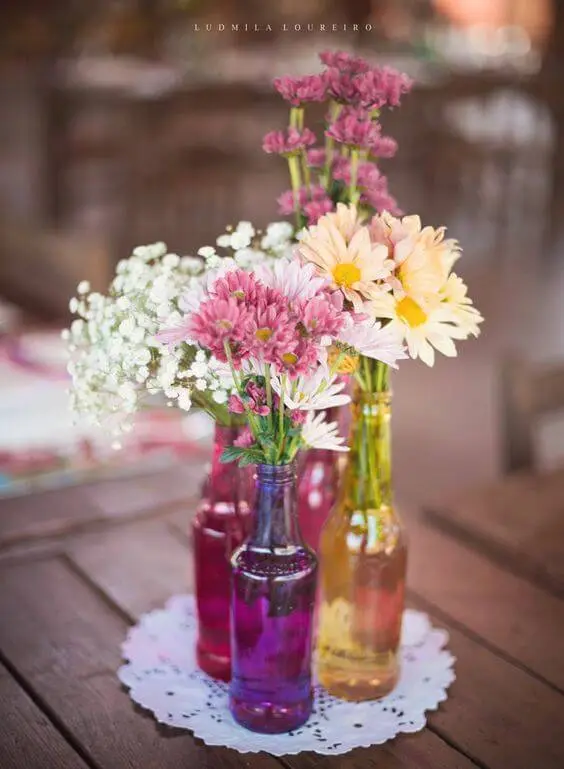 decoração de casamento garrafa flores coloridas