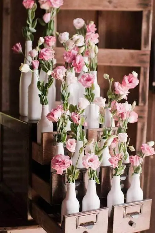 decoração de casamento garrafa flores rosas claras