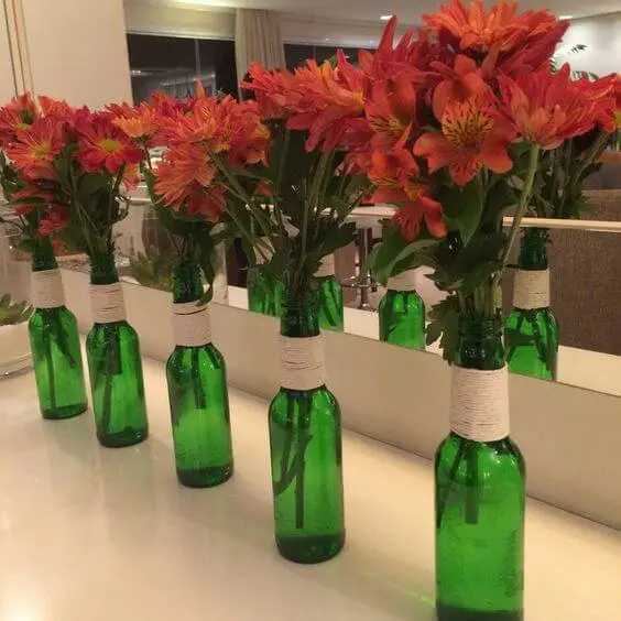 decoração de casamento garrafa verde flores vermelhas