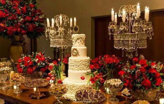 decoração de casamento mesa do bolo flores vermelhas