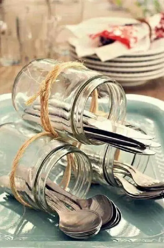 decoração de chá de cozinha com potes de vidro como porta talheres