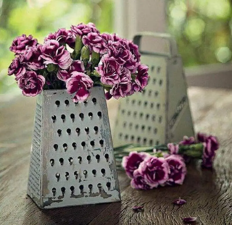 decoração de chá de panela com arranjo de flores em ralador de aluminio