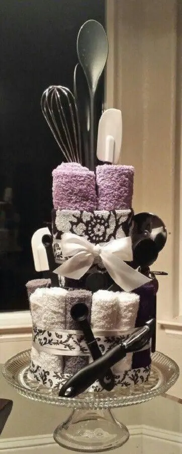 decoração de chá de panela com bolo de toalhas coloridas