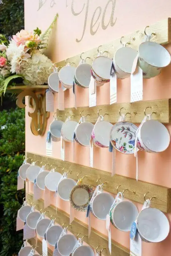 decoração de chá de panela com xícaras delicadas Foto Sofie's Events