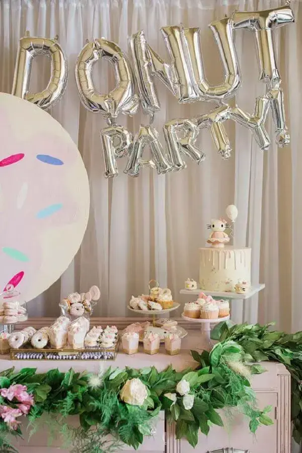 decoração de festa infantil com tema donut Foto Kara's Party Ideas