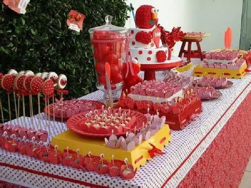 decoração de festa infantil toda vermelha e branca Foto Pinterest