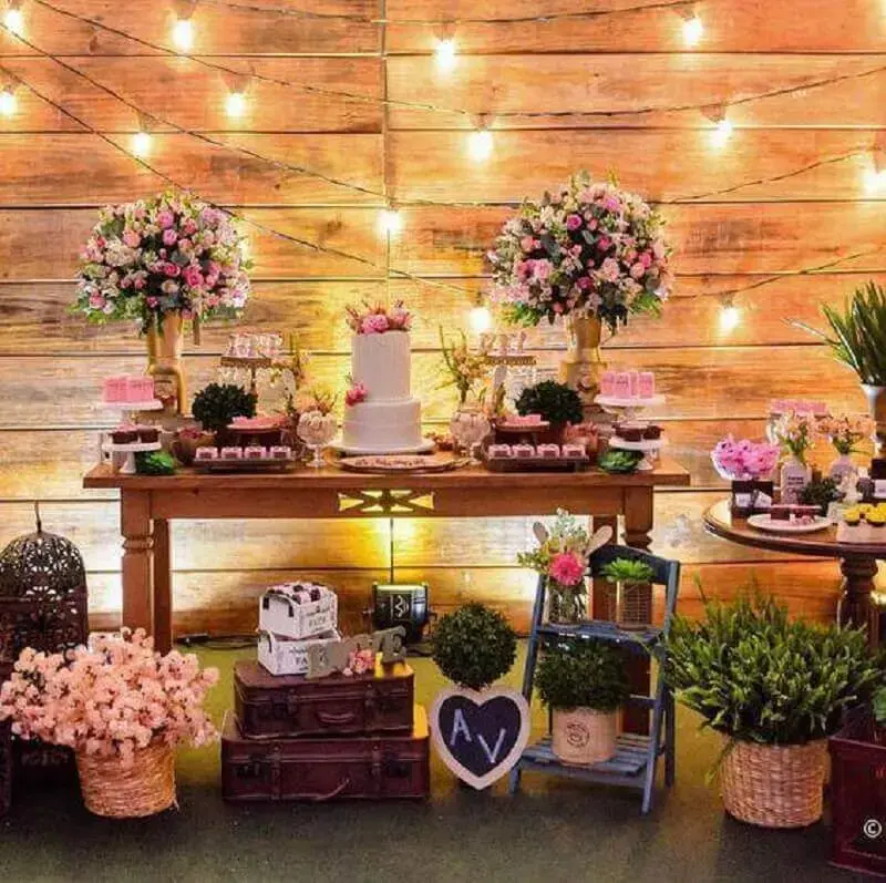 decoração de mesa de chá de panela com muitos arranjos de flores
