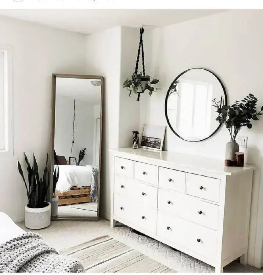 decoração estilo escandinavo com cômoda branca para quarto com espelhos Foto We Heart It