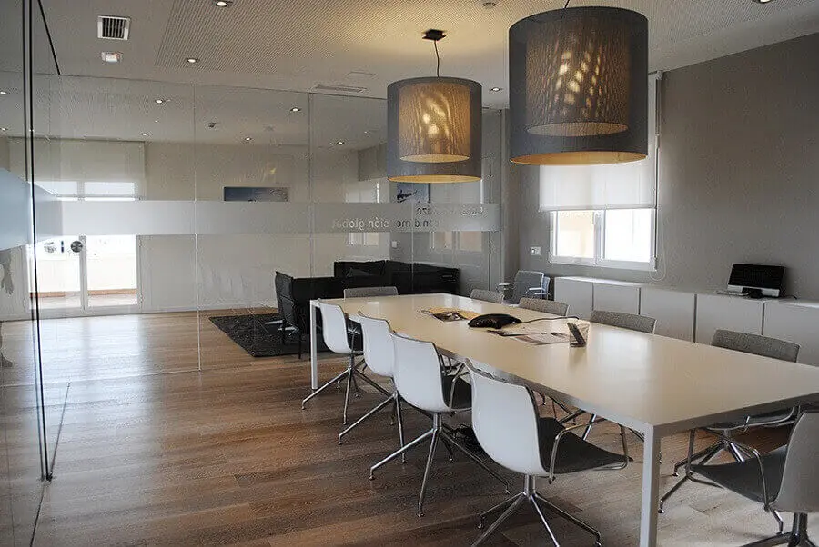 decoração minimalista com móveis para escritório e luminárias arrojadas Foto eQ!