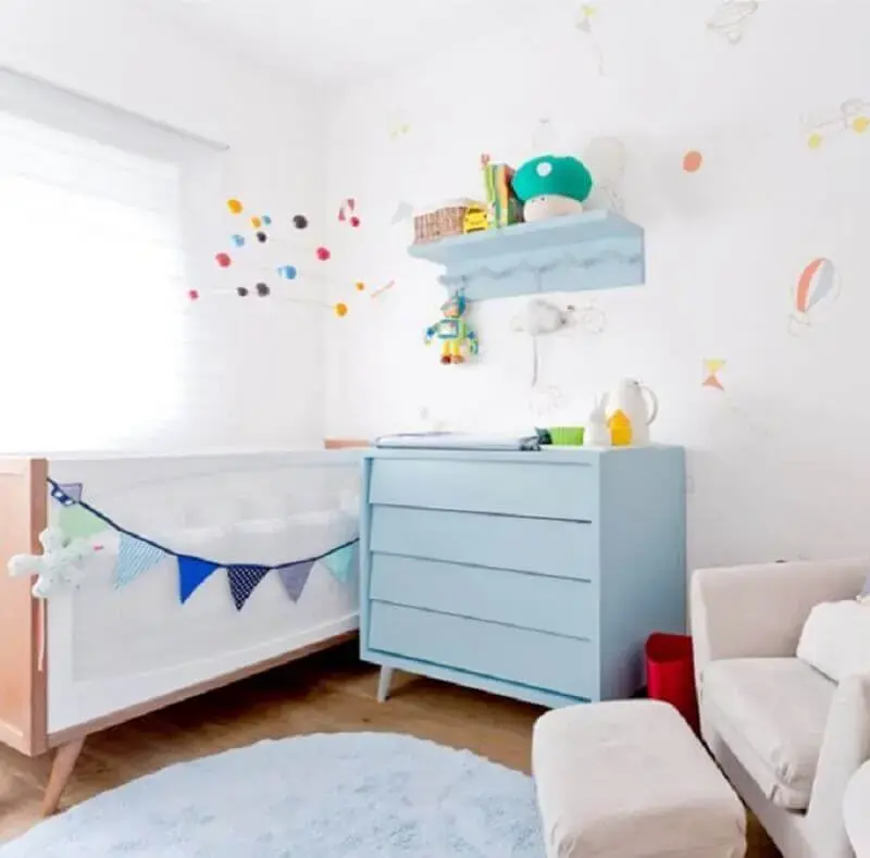 decoração quarto de bebê com cômoda azul com pés palito Foto Ameise Design