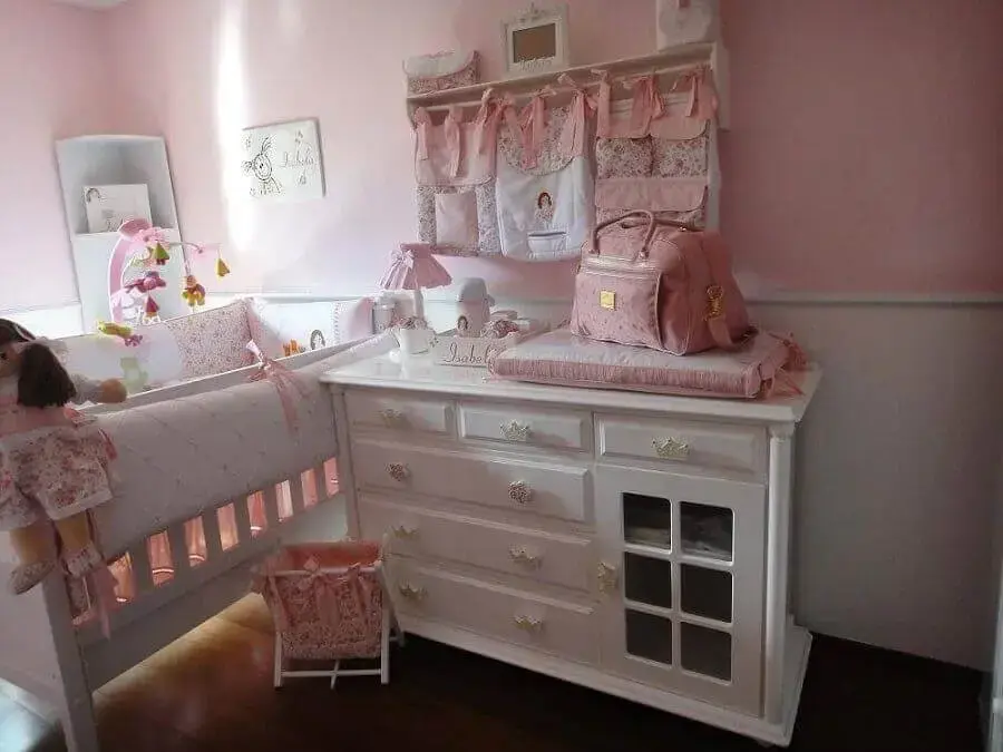 decoração quarto de bebê rosa com cômoda branca Foto Fernando de Camargo
