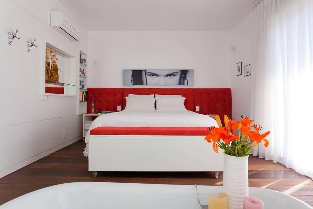 decoração quarto de casal com cabeceira estofada vermelha de veludo