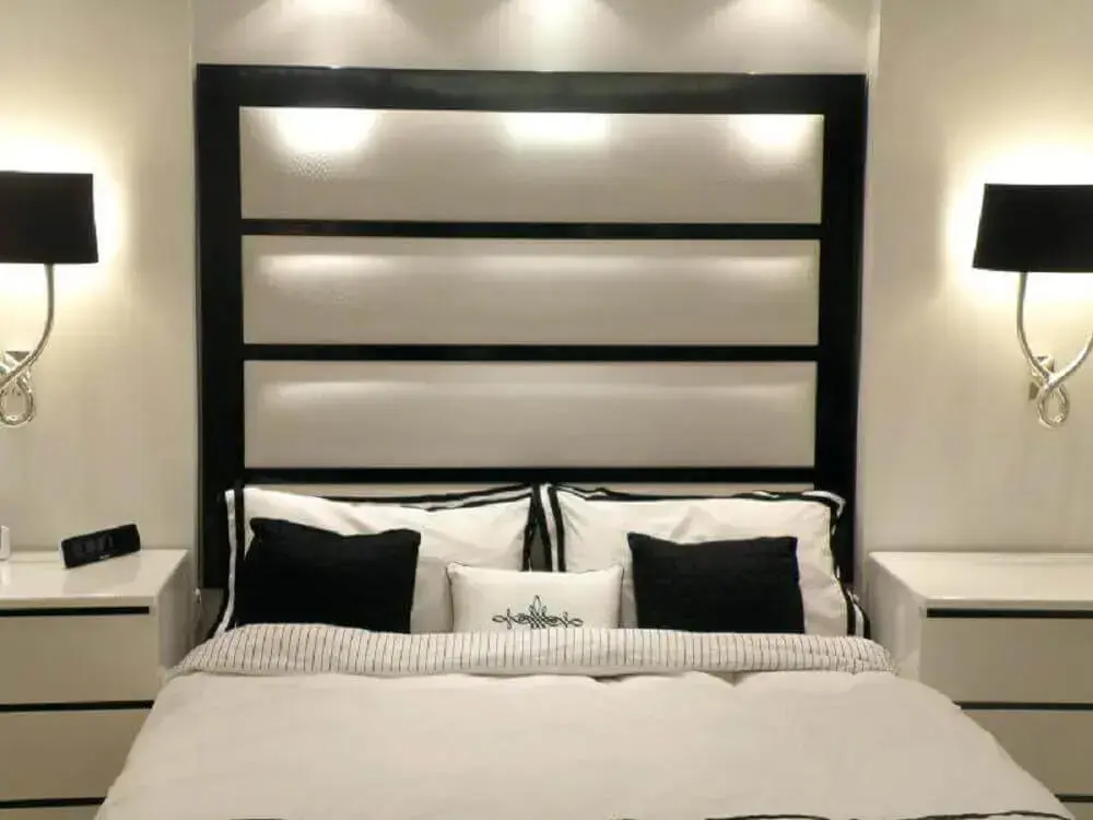 decoração quarto de casal preto e branco com cabeceira estofada