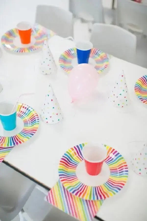 decoração simples para festa infantil com pratinhos e copinhos coloridos Foto 100 Layer Cake