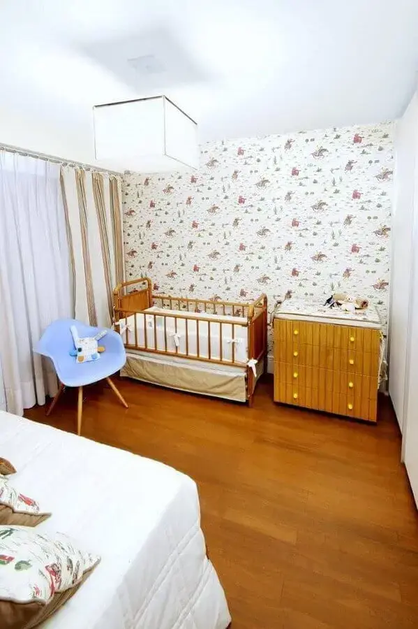 decoração simples para quarto de bebê com cômoda de madeira Foto Coutinho + Vilela
