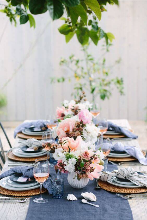 enfeites de mesa area externa flores e azul