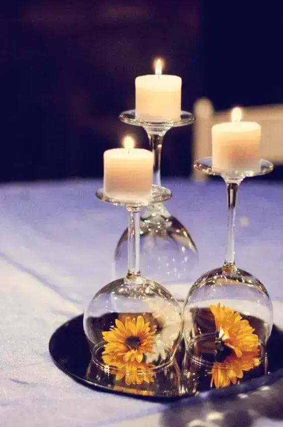 enfeites de mesa com taças e velas