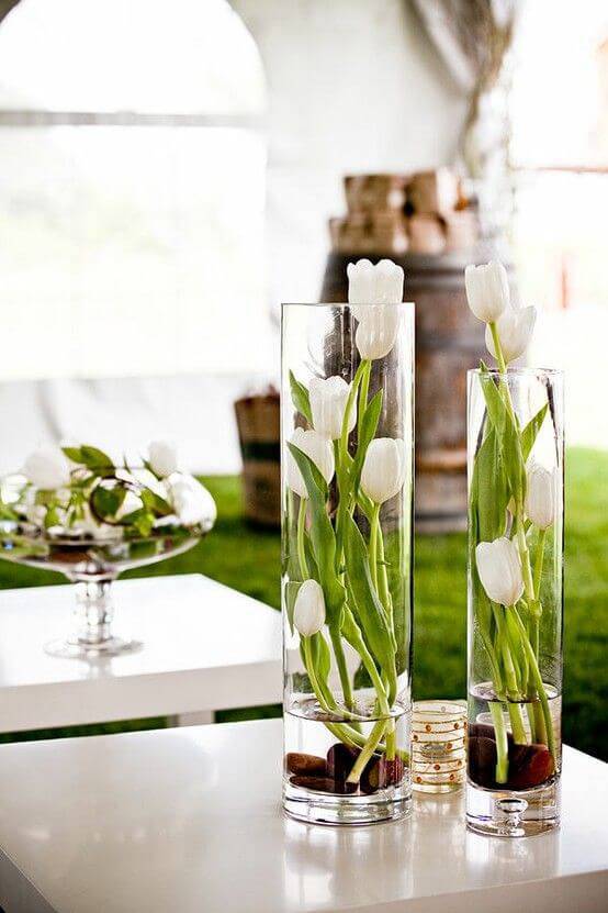 enfeites de mesa vasos com flores e pedras