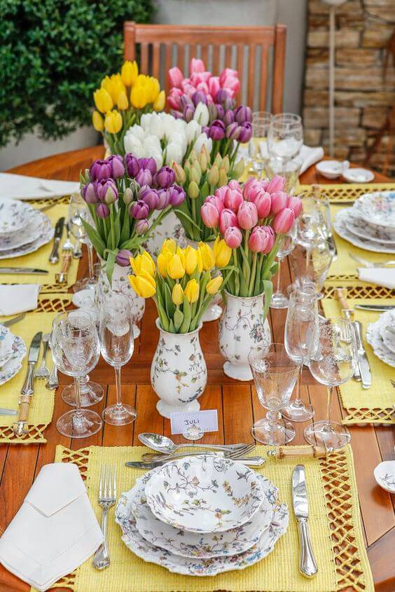 enfeites de mesa vasos com tulipas mesa de jantar