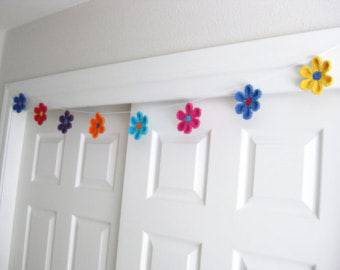 flores de croche coloridas em fio porta branca-min