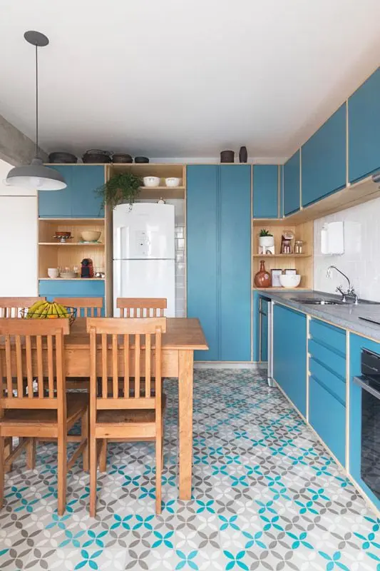 gabinete de cozinha - bancada de granito cinza e marcenaria azul escuro 