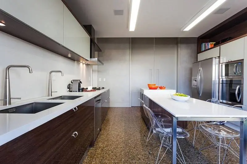 gabinete de cozinha com armários escuros marchetti bonetti 105001