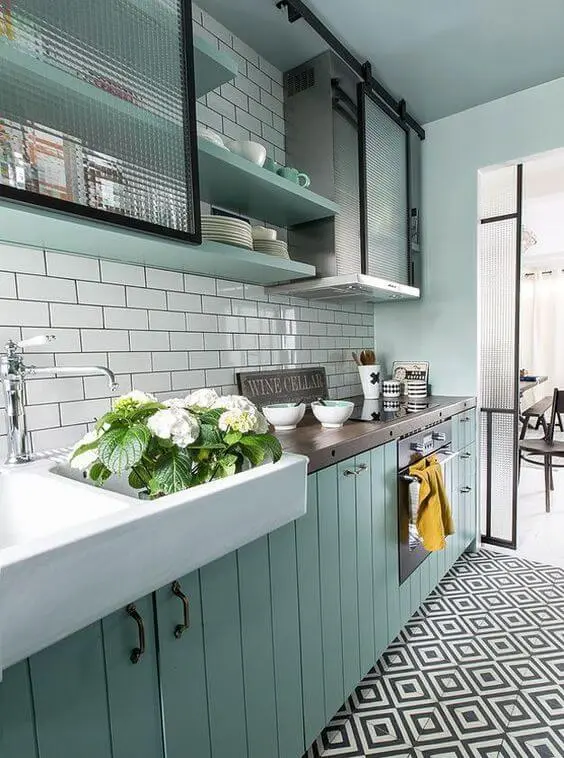 gabinete de cozinha - móvel superior com porta de vidro e gabinete azul